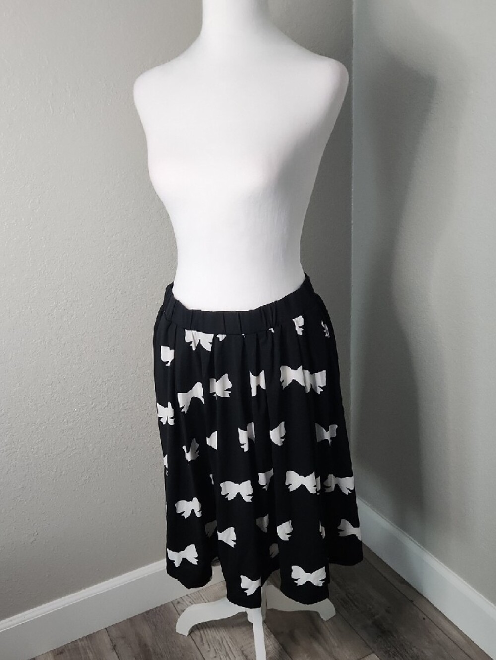 LuLaRoe Madison Black Midi Skirt with White Bow Print and Pockets! Coquette - Picture 2 of 5